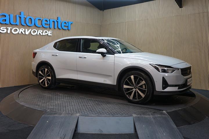 Hvid Polestar 2 fra 2022 set udefra