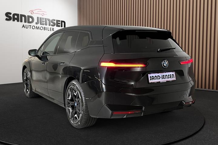 Sort BMW iX fra 2024