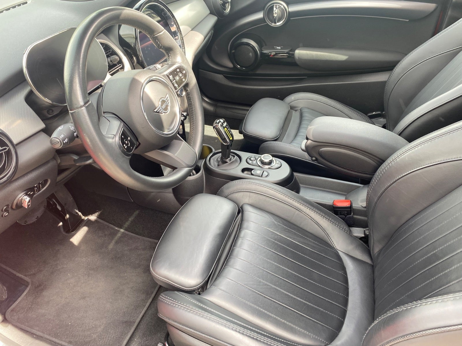 Rød Mini Cooper SE fra 2022