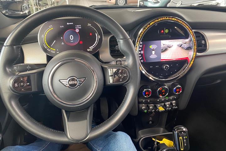 Rød Mini Cooper SE fra 2022