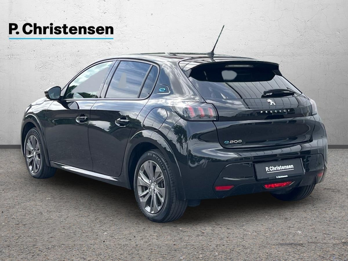 Sort Peugeot e-208 fra 2023
