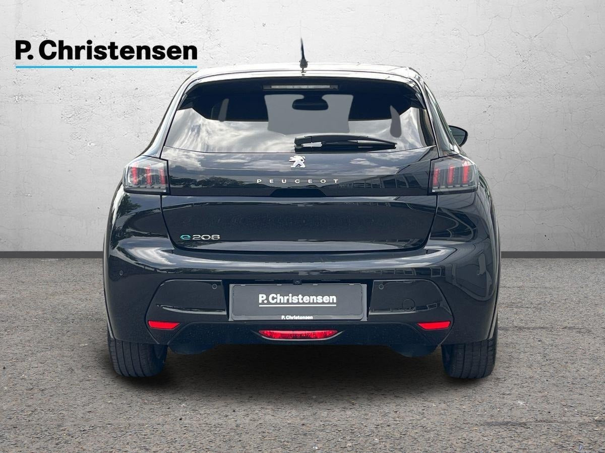 Sort Peugeot e-208 fra 2023