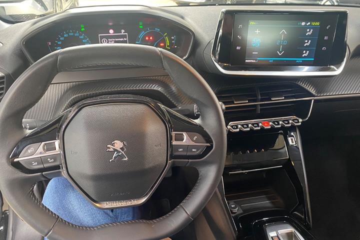 Sort Peugeot e-208 fra 2023