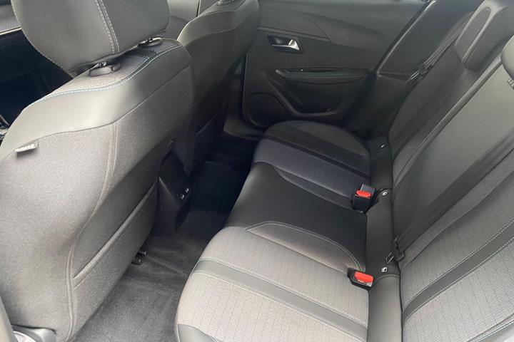 Sort Peugeot e-208 fra 2023