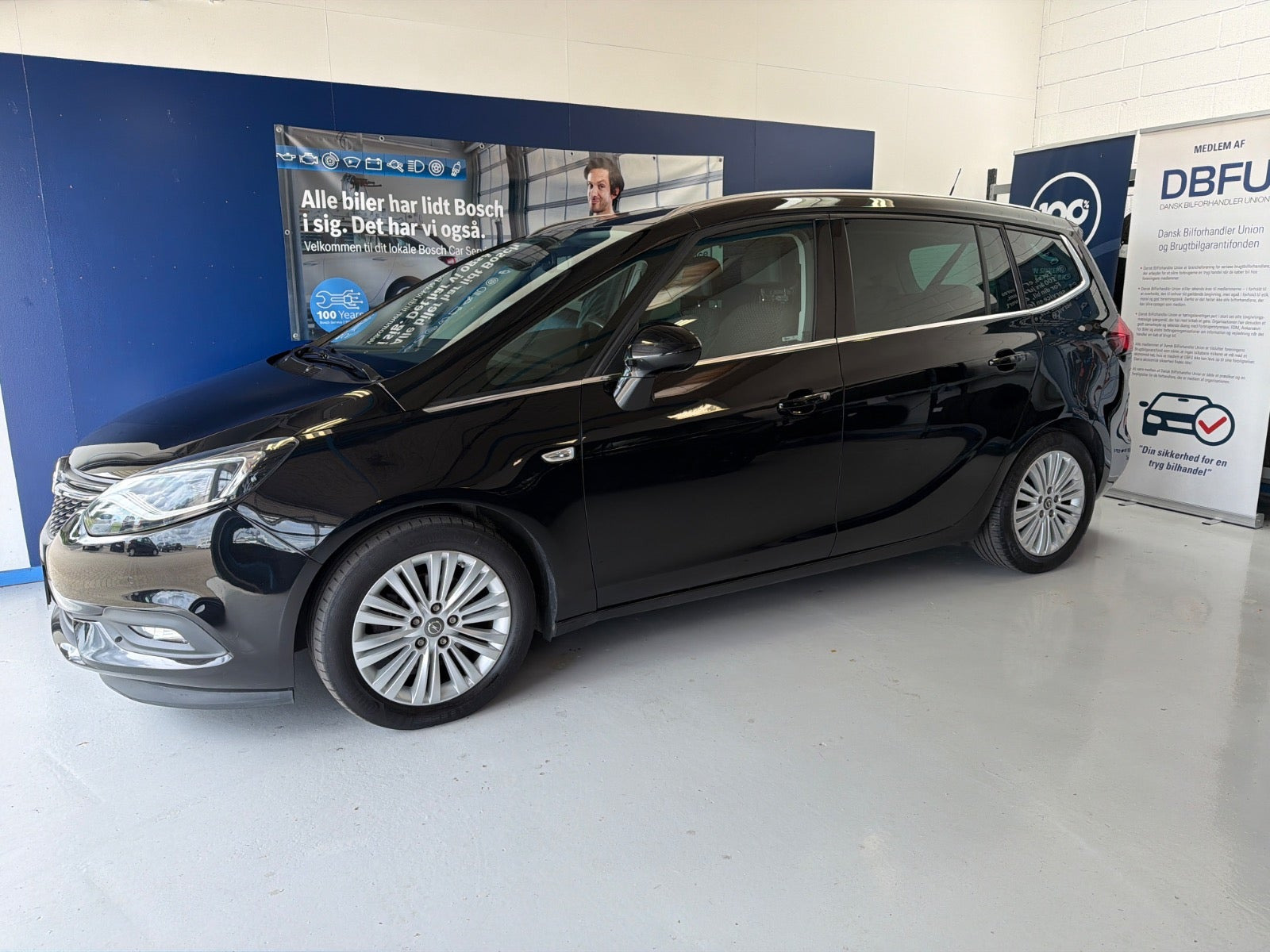 Sort Opel Zafira Tourer fra 2018