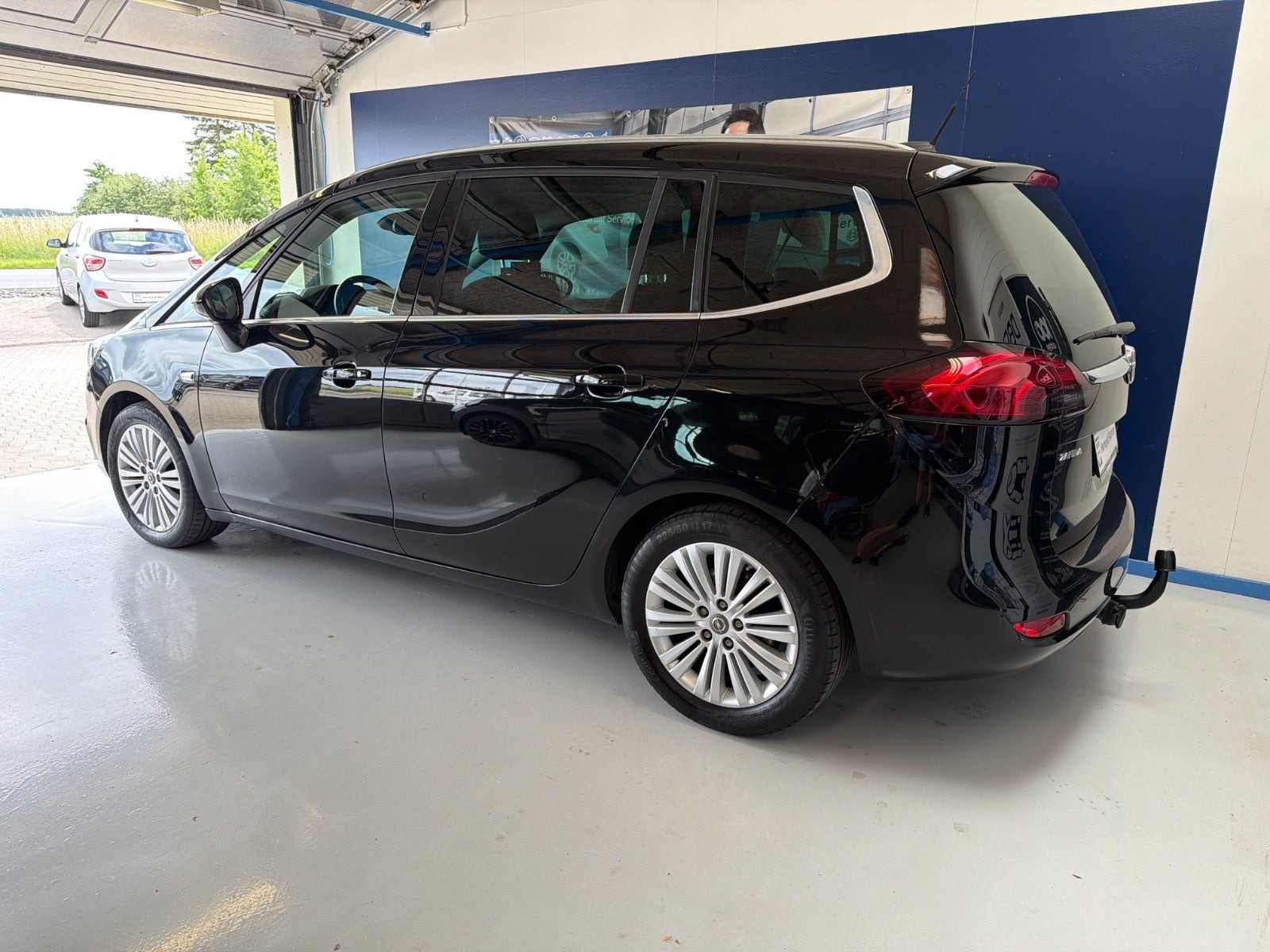 Sort Opel Zafira Tourer fra 2018