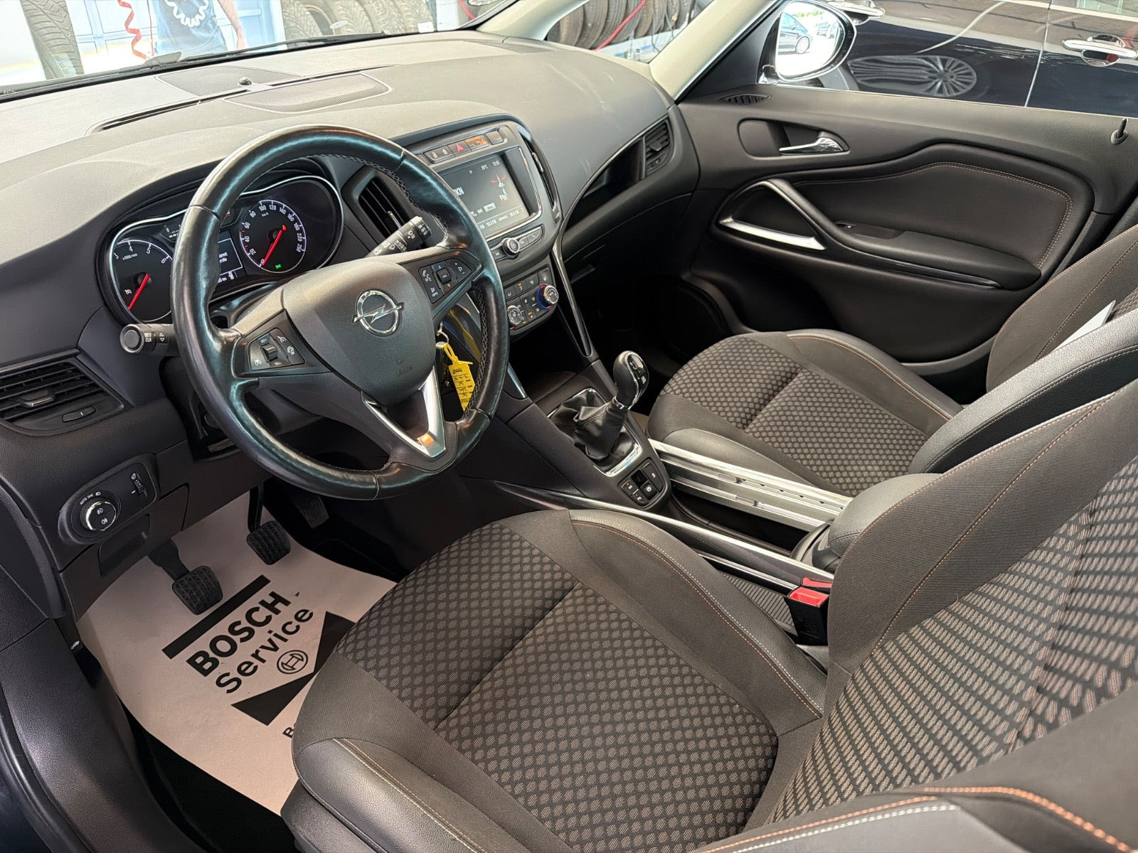 Sort Opel Zafira Tourer fra 2018