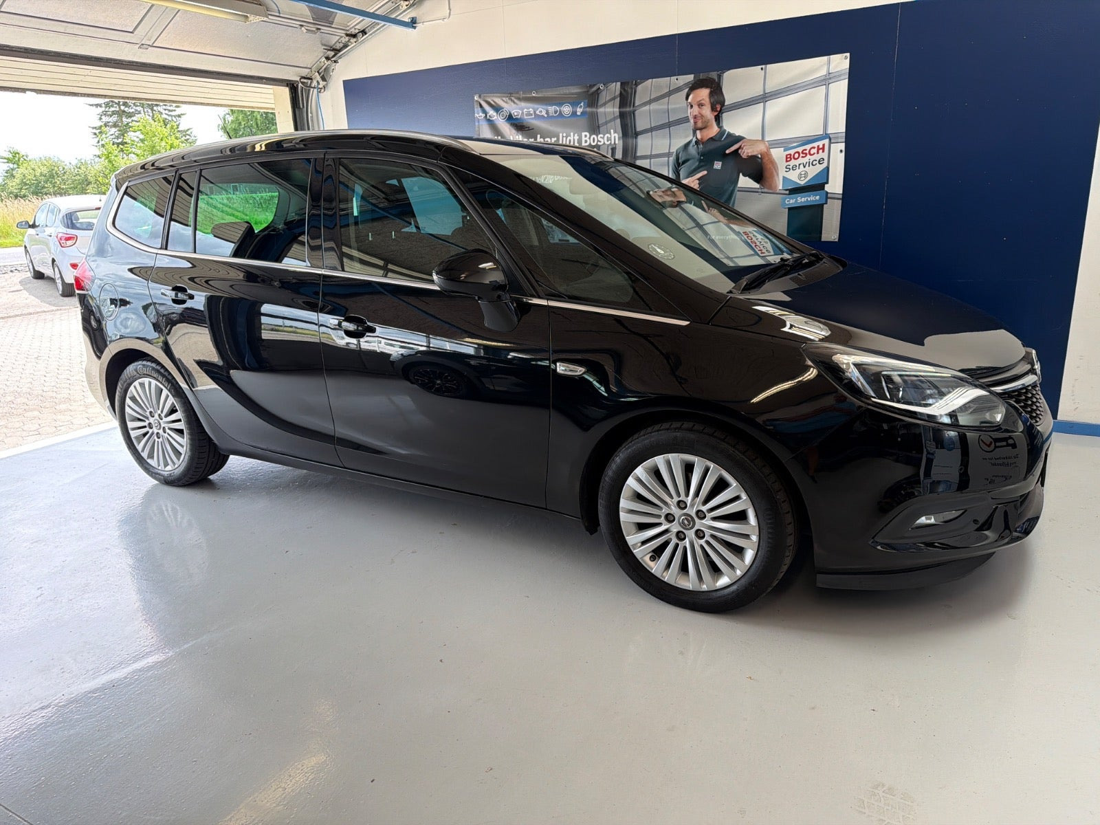 Sort Opel Zafira Tourer fra 2018