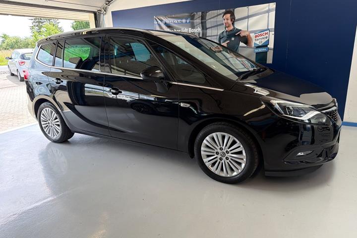 Sort Opel Zafira Tourer fra 2018