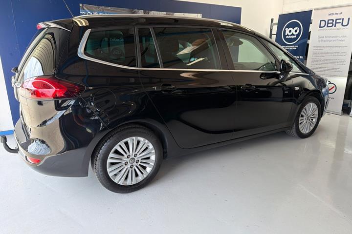 Sort Opel Zafira Tourer fra 2018