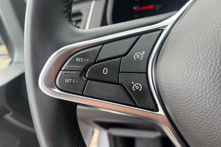 Hvid Nissan Primastar fra 2024