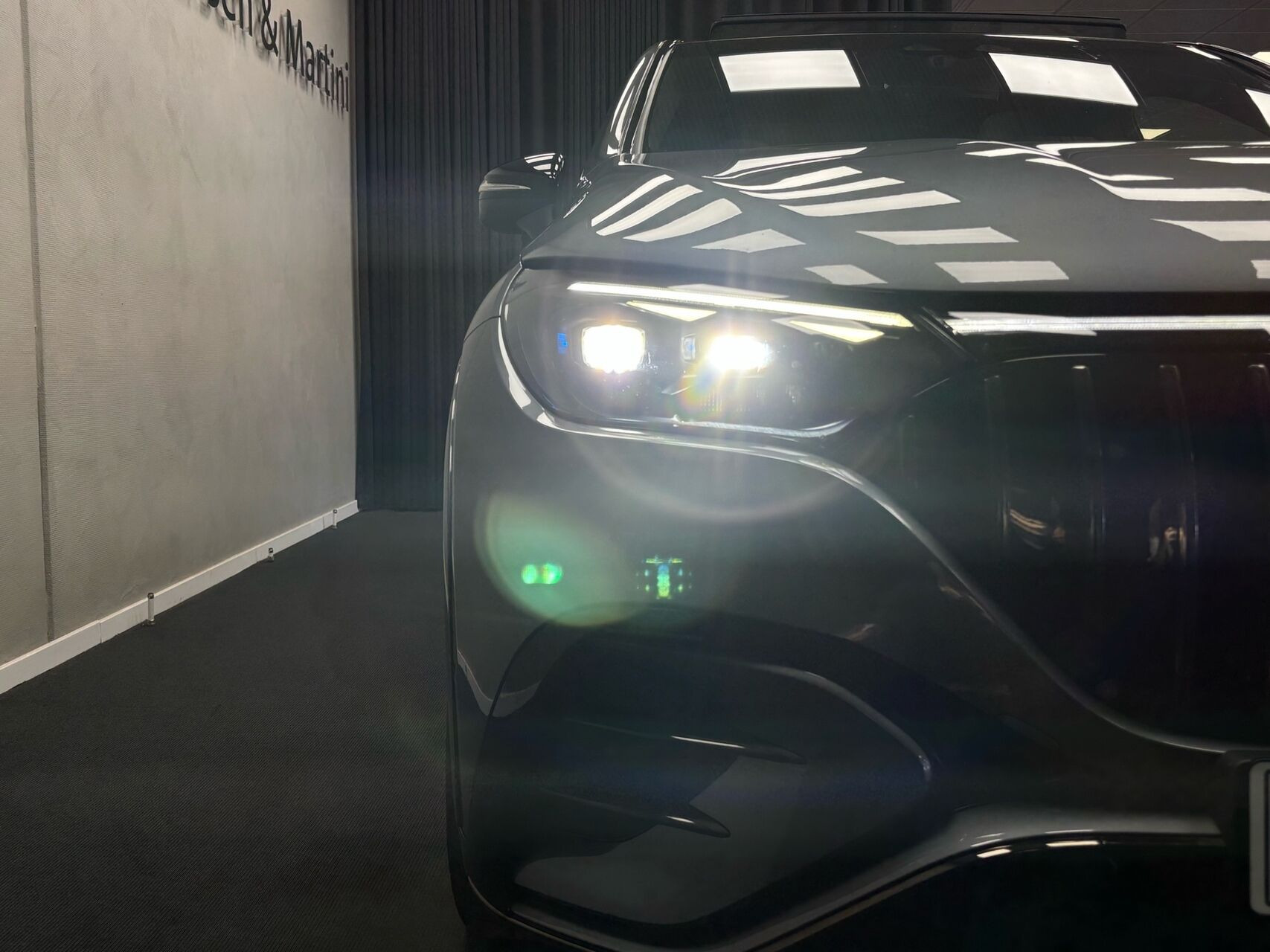 Grå Mercedes EQE 43 AMG fra 2023 set udefra