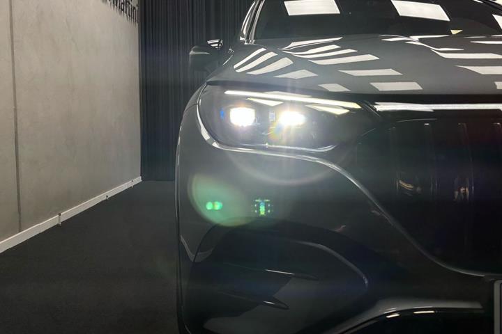 Grå Mercedes EQE 43 AMG fra 2023 set udefra