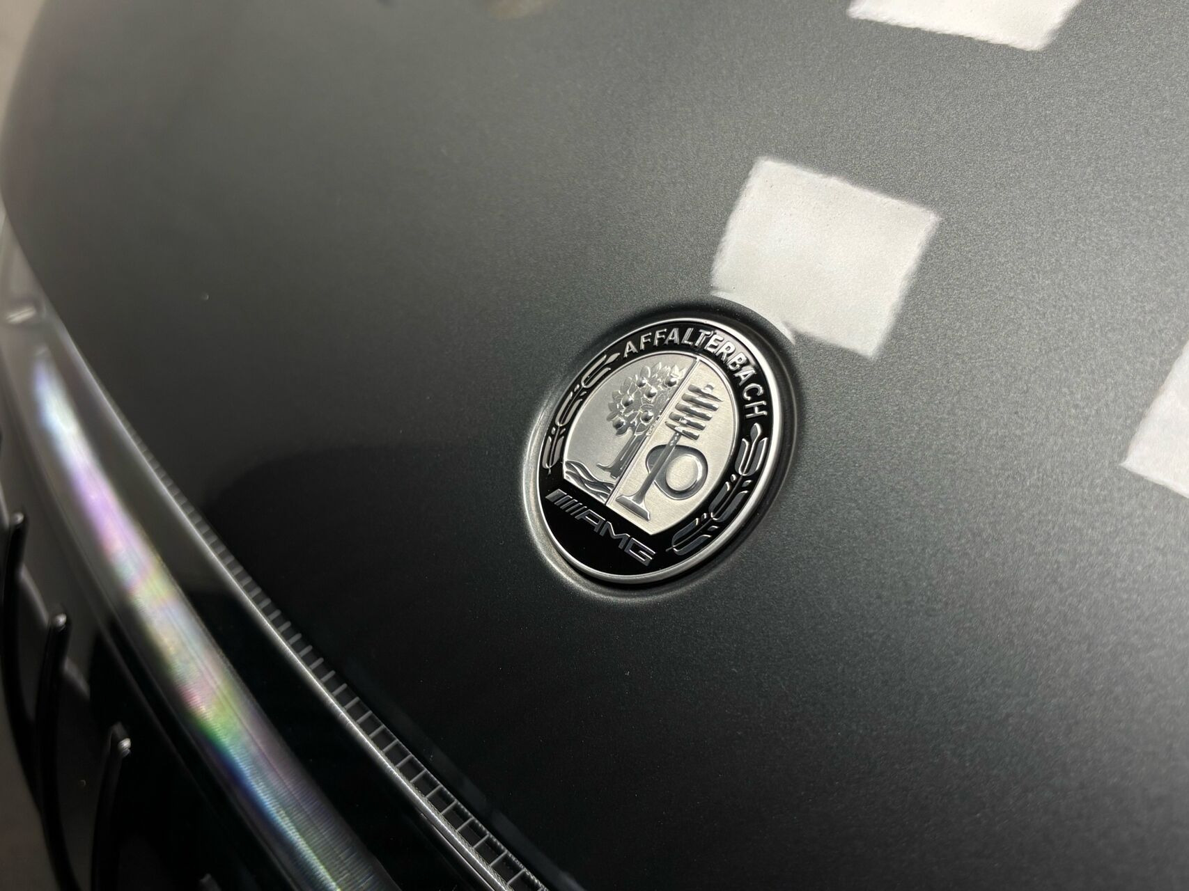 Grå Mercedes EQE 43 AMG fra 2023 set udefra