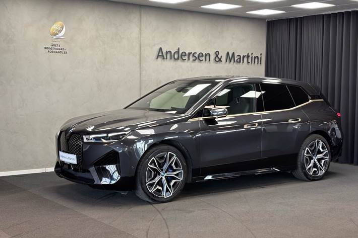 Grå BMW iX fra 2023