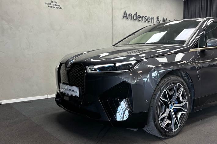 Grå BMW iX fra 2023