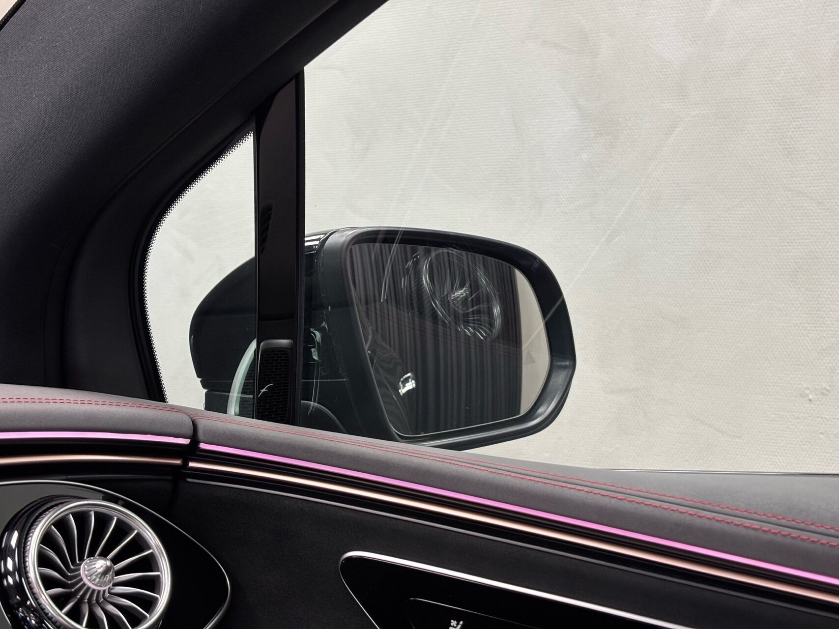 Grå Mercedes EQE 43 AMG fra 2023