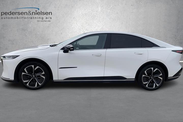 Hvid Mazda 6e fra 2025 set udefra