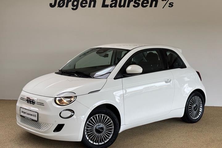 Hvid Fiat 500e fra 2023 set udefra