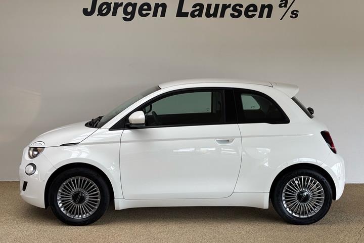 Hvid Fiat 500e fra 2023