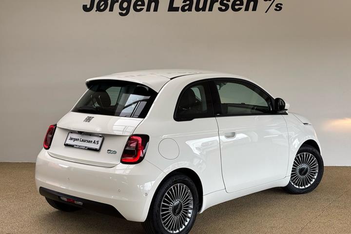 Hvid Fiat 500e fra 2023
