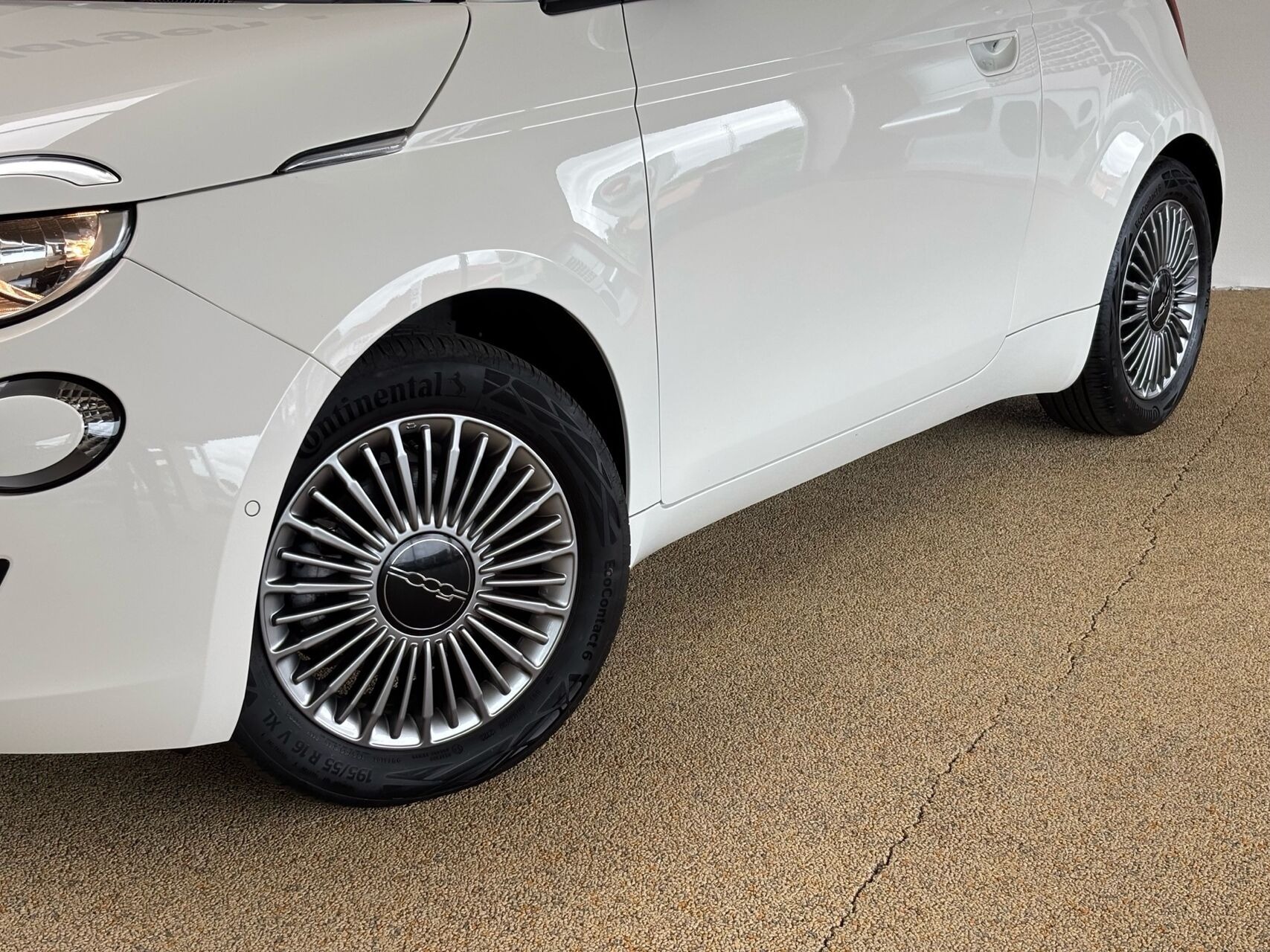 Hvid Fiat 500e fra 2023