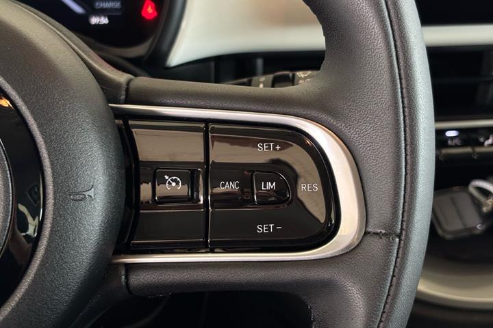 Hvid Fiat 500e fra 2023