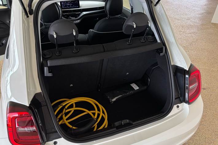 Hvid Fiat 500e fra 2023