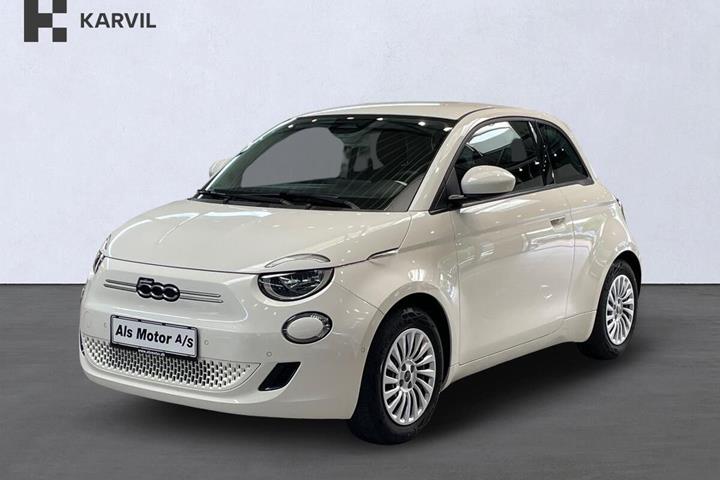 Hvid Fiat 500e fra 2022 set udefra