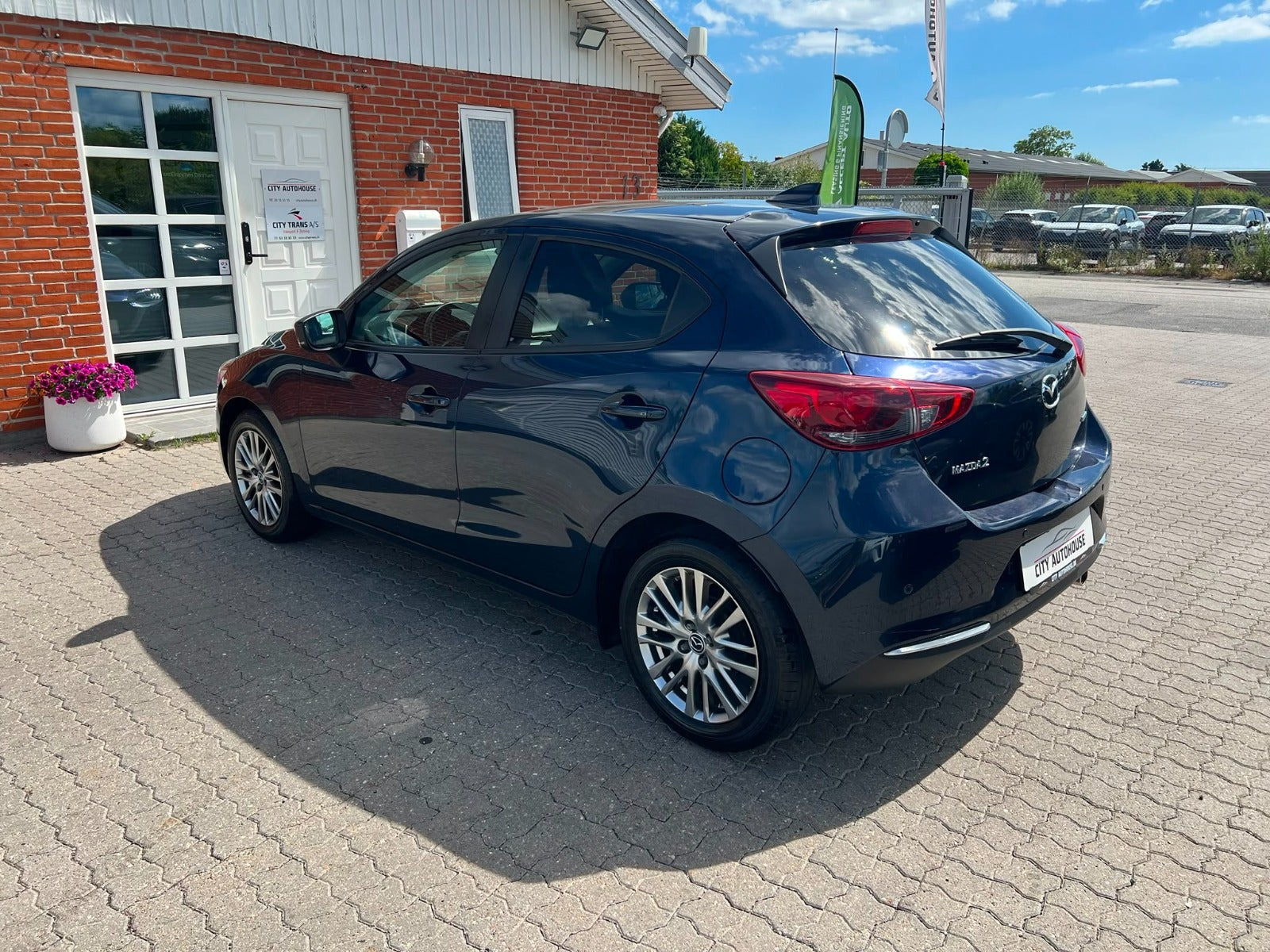 Blå Mazda 2 fra 2020