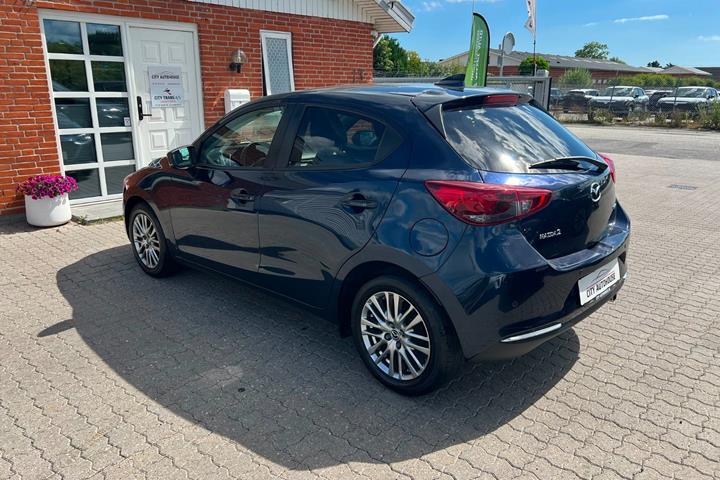 Blå Mazda 2 fra 2020