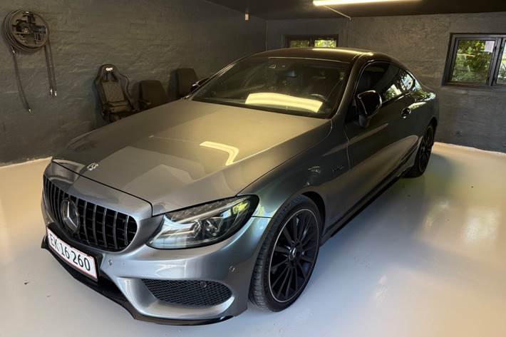 Grå Mercedes C43 fra 2017