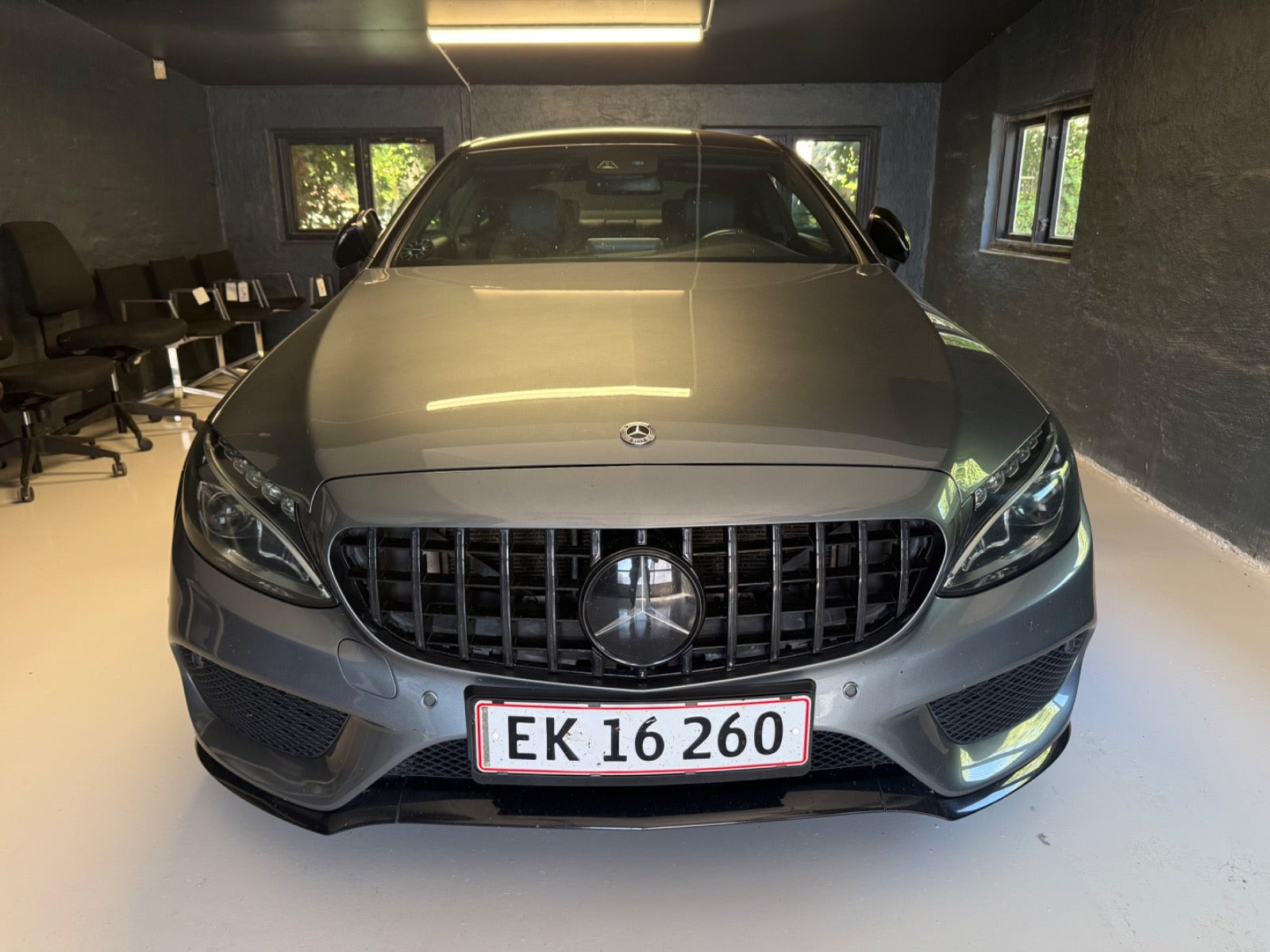 Grå Mercedes C43 fra 2017