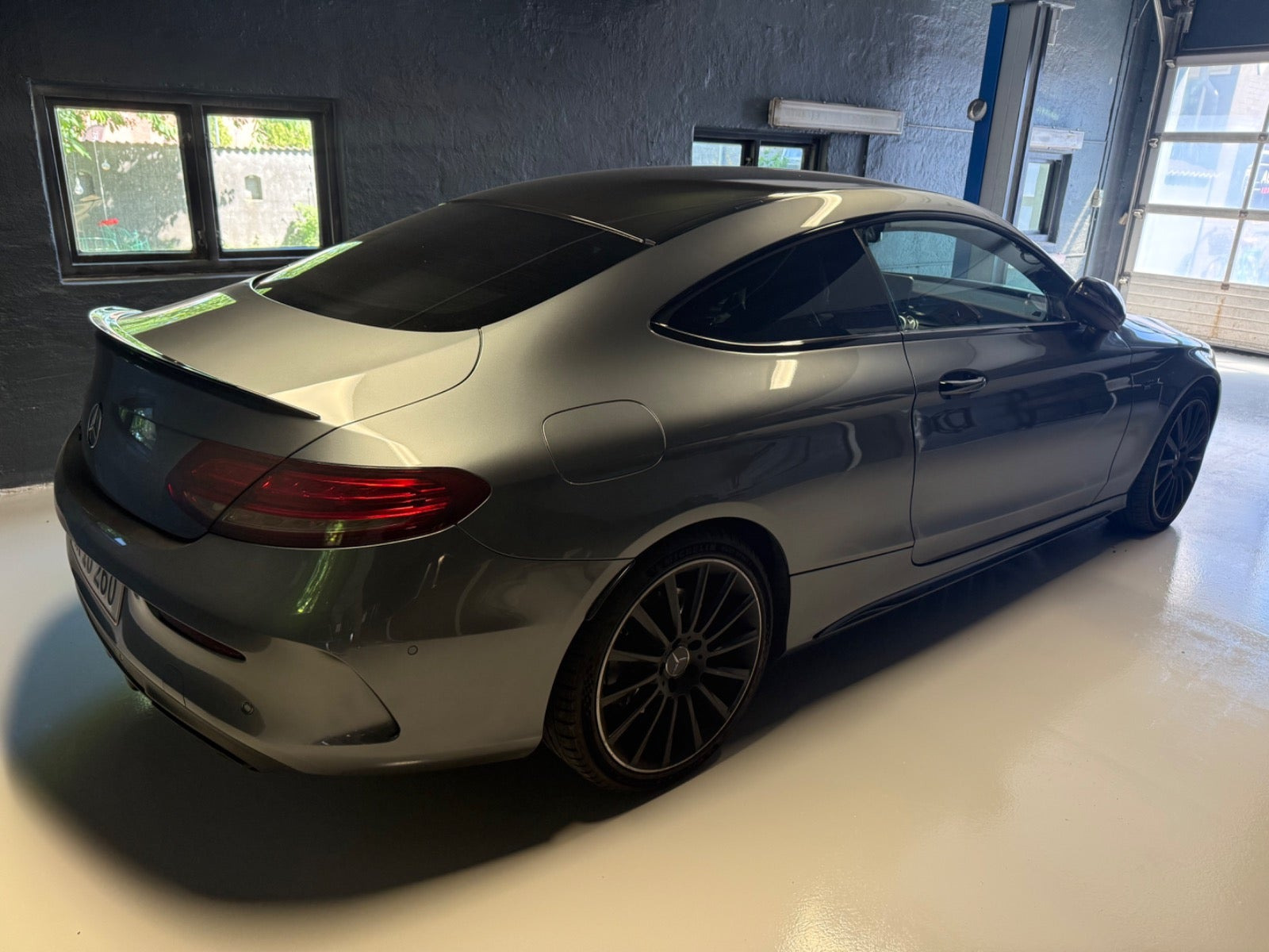 Grå Mercedes C43 fra 2017