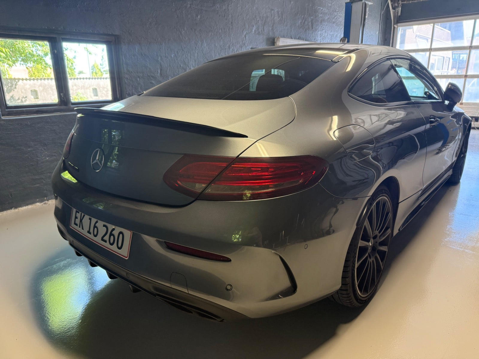 Grå Mercedes C43 fra 2017
