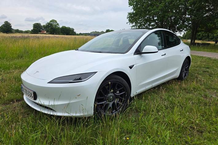 Hvid Tesla Model 3 fra 2024