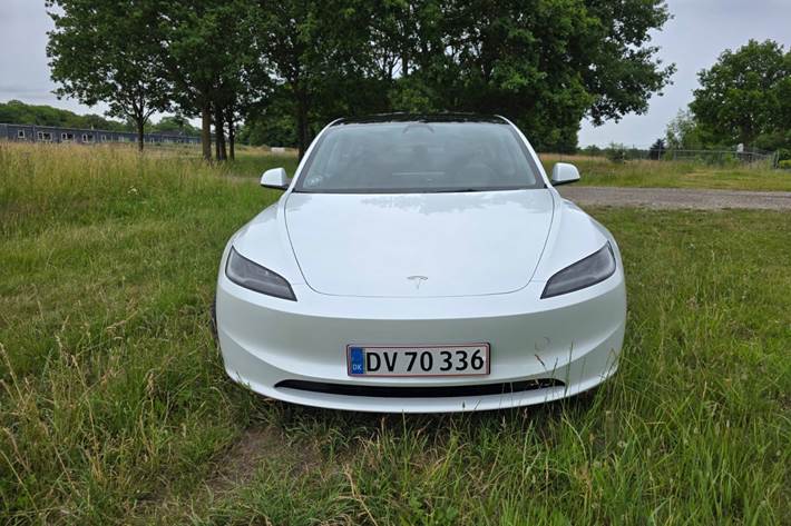 Hvid Tesla Model 3 fra 2024