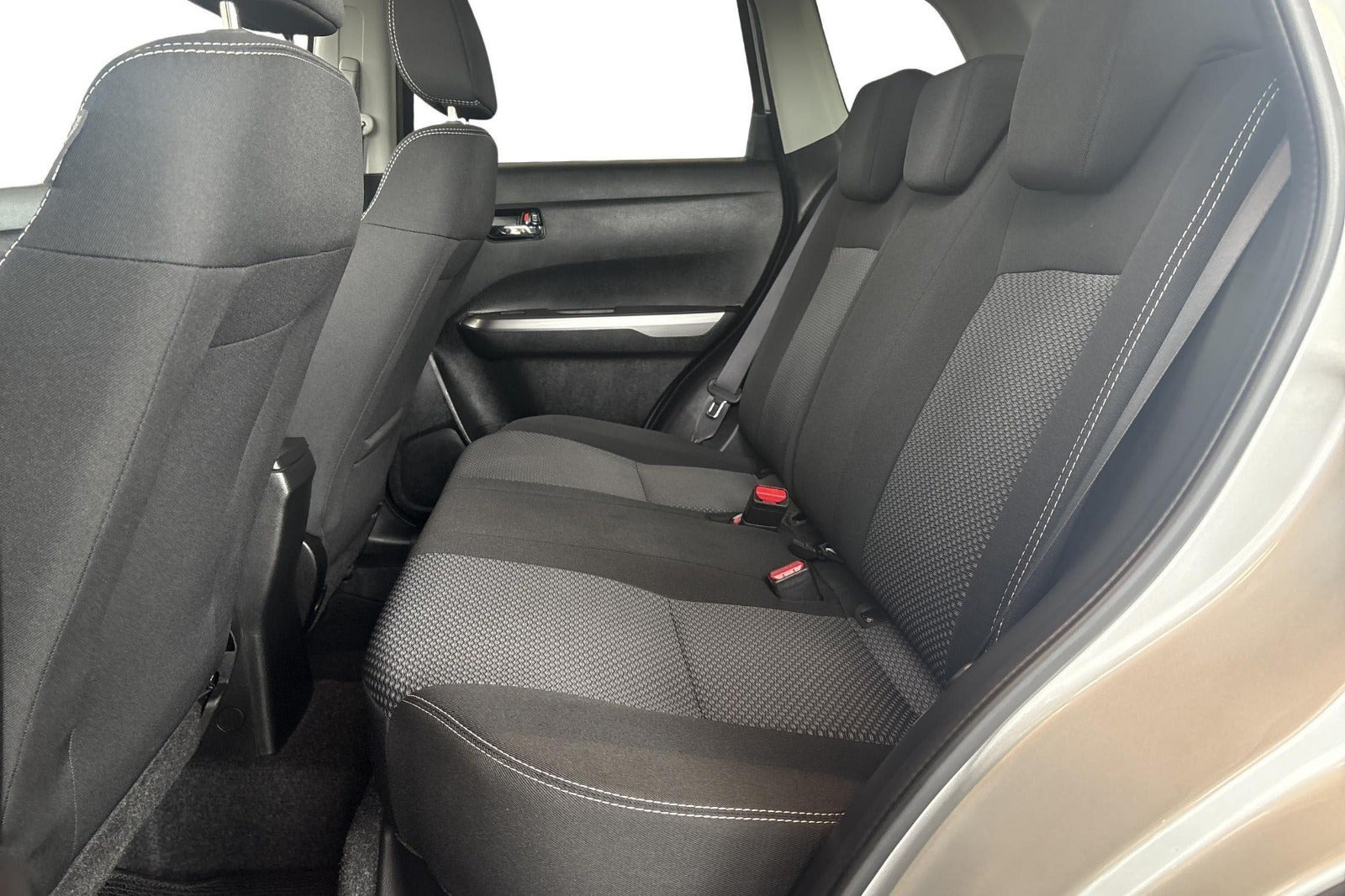 Grå Suzuki Vitara fra 2022