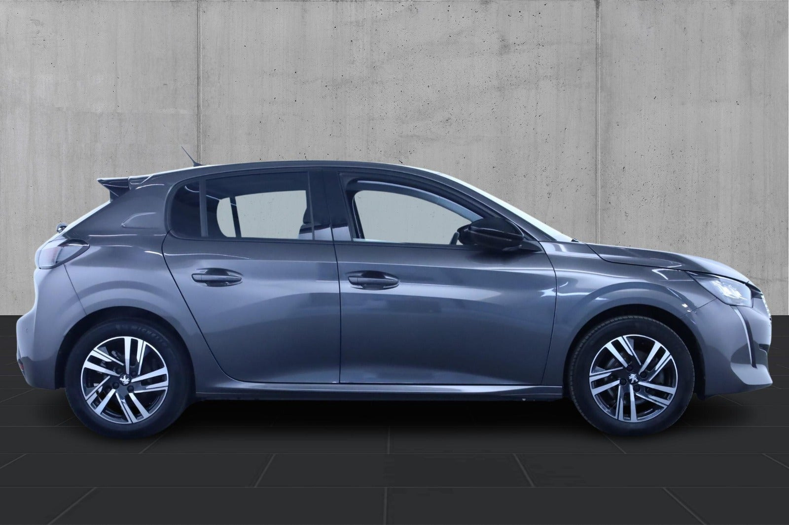 Grå Peugeot 208 fra 2023