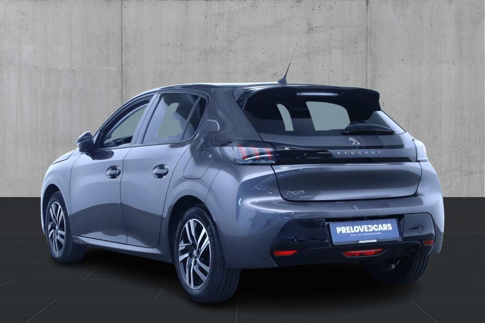 Grå Peugeot 208 fra 2023
