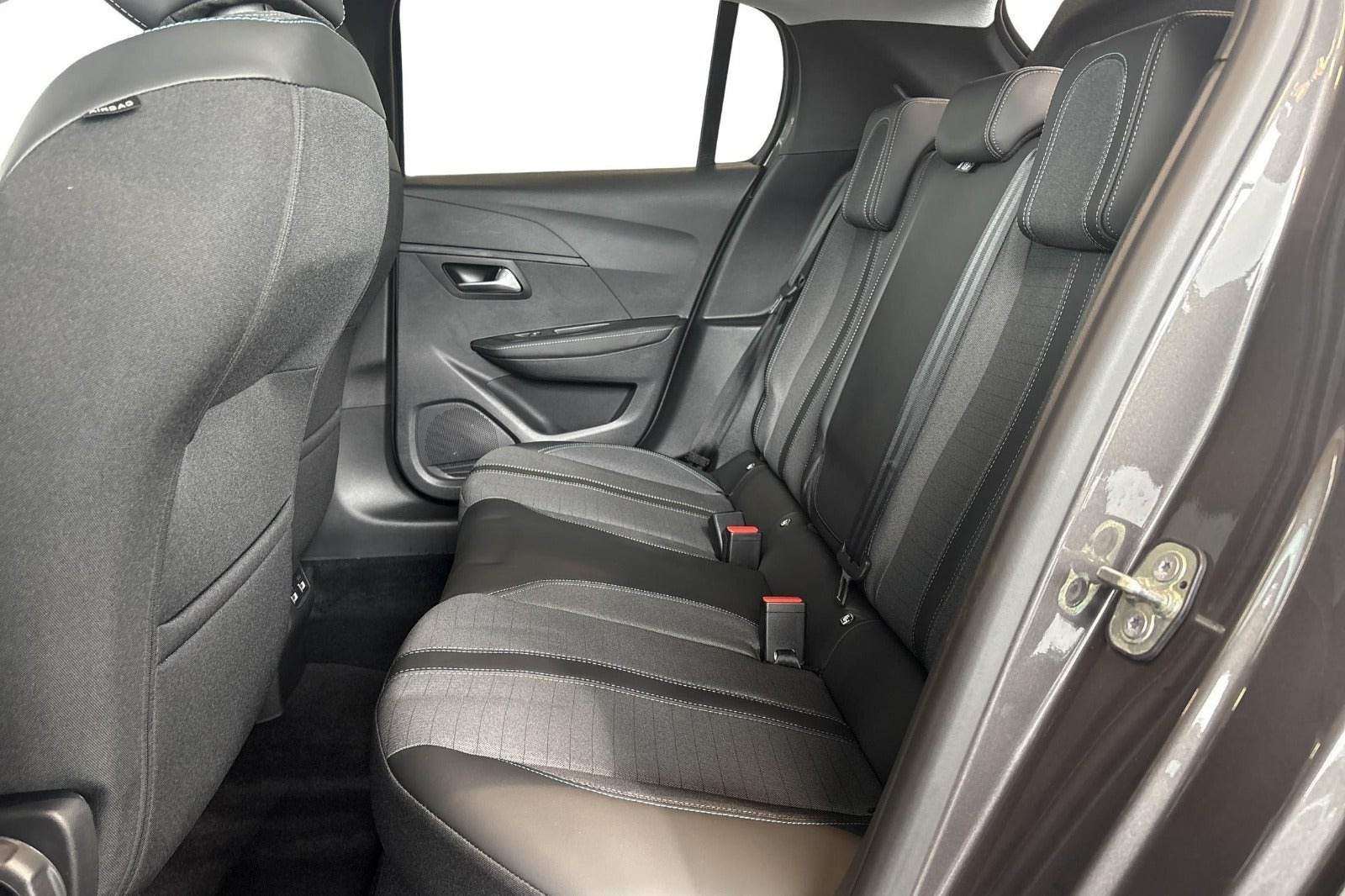 Grå Peugeot 208 fra 2023