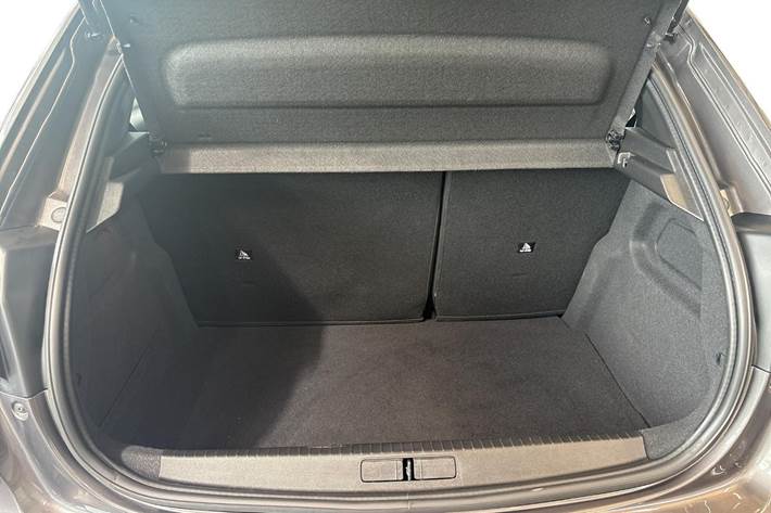 Grå Peugeot 208 fra 2023