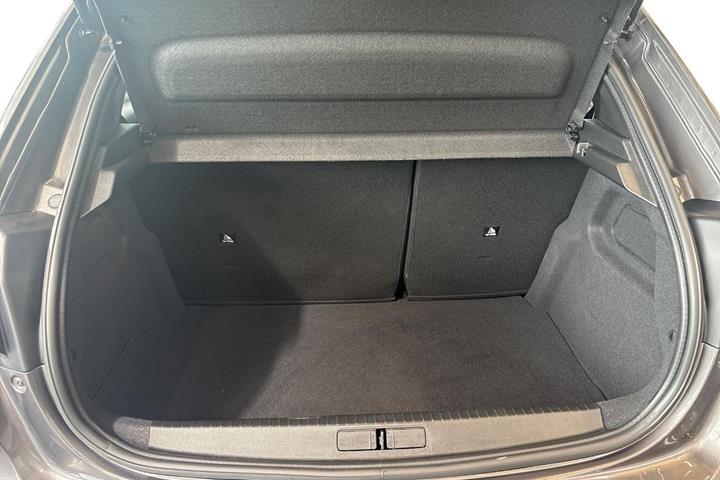 Grå Peugeot 208 fra 2023