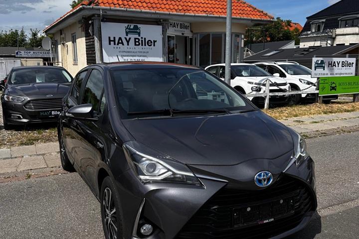 Grå Toyota Yaris fra 2018 set udefra
