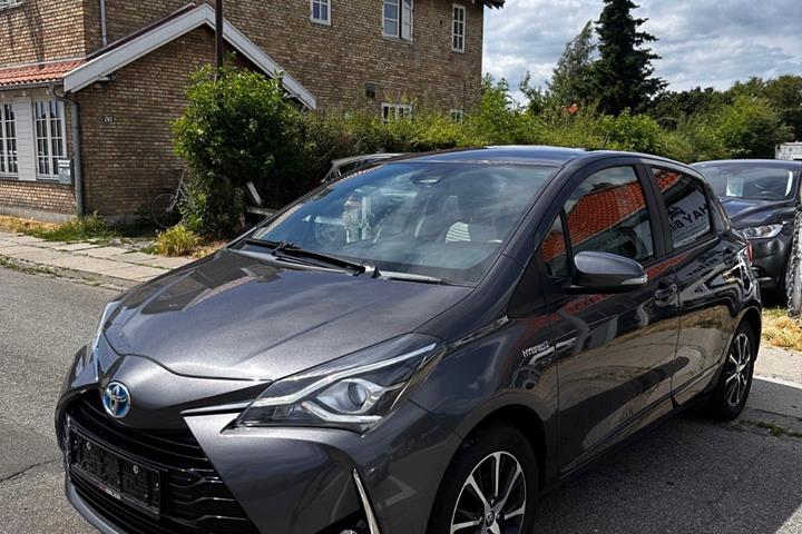 Grå Toyota Yaris fra 2018