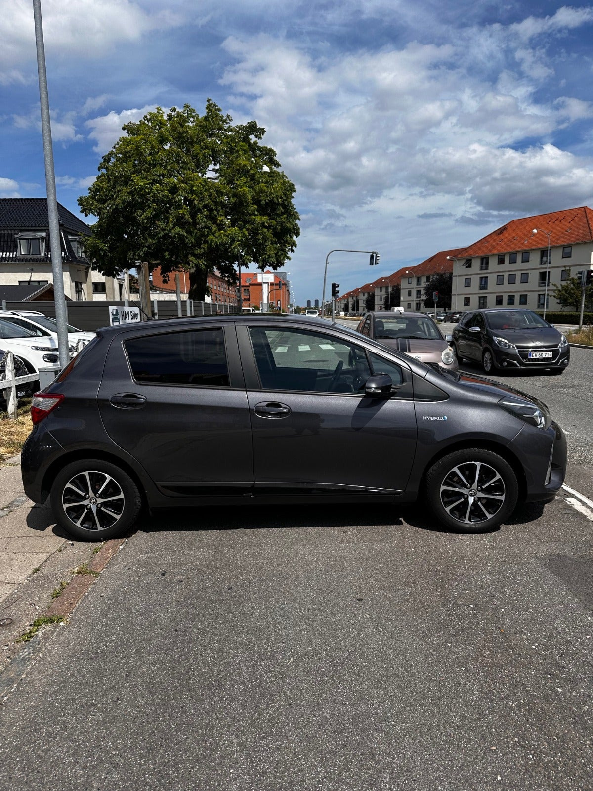 Grå Toyota Yaris fra 2018