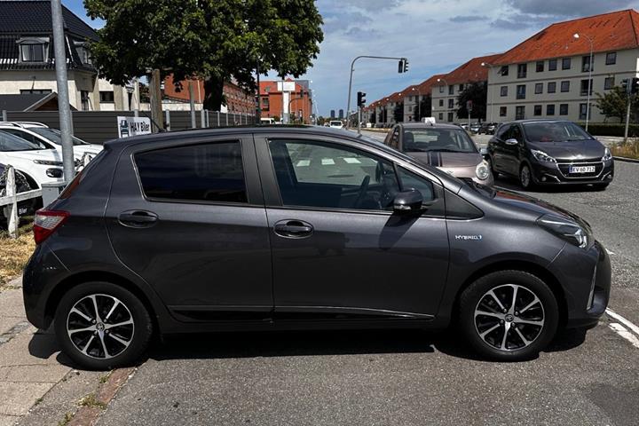 Grå Toyota Yaris fra 2018