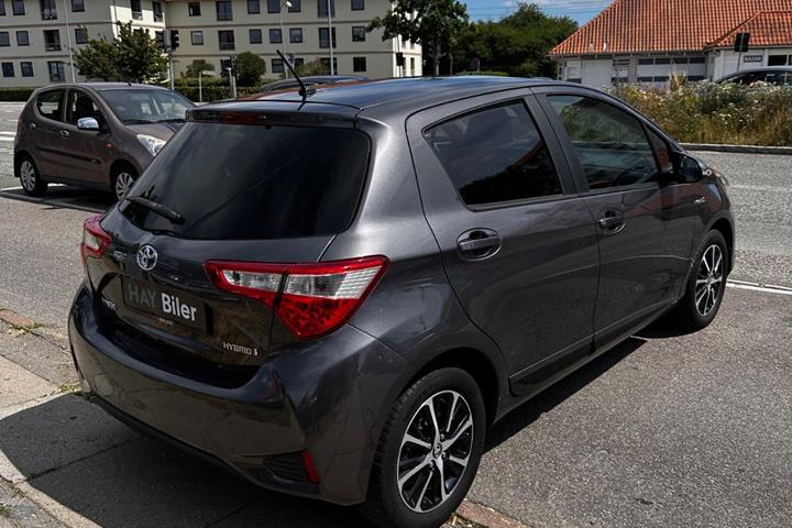 Grå Toyota Yaris fra 2018