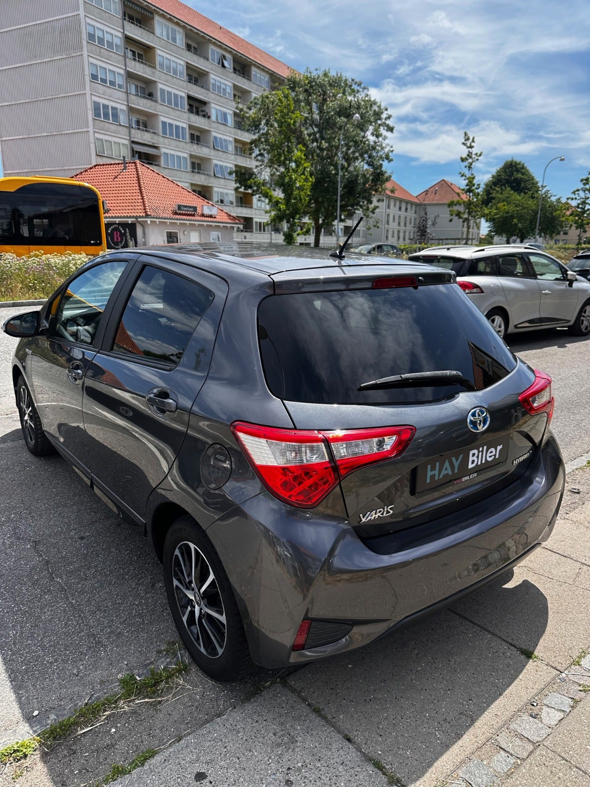 Grå Toyota Yaris fra 2018
