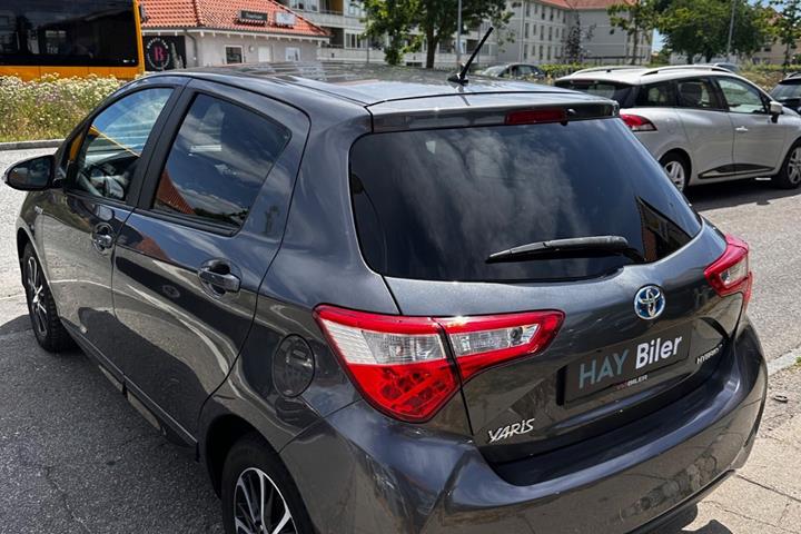 Grå Toyota Yaris fra 2018
